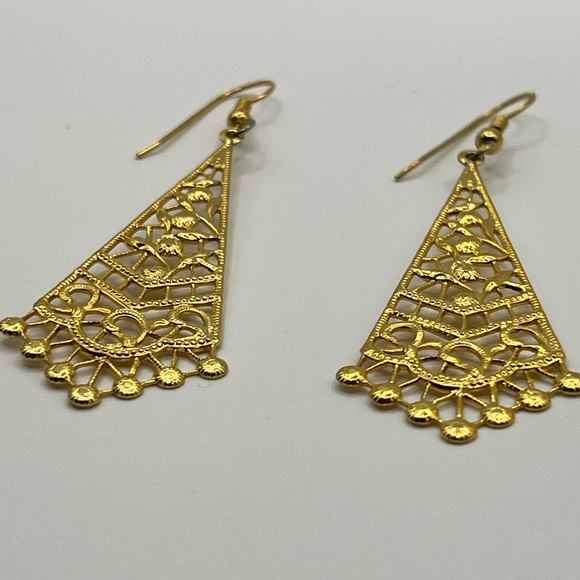 Vintage Metal Stamped Gold Tone Elegant Gold Filigree Earrings - Picture 4 of 4